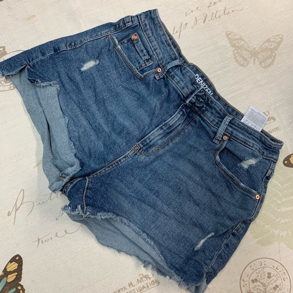 Levis high rise distressed‎ cutoff shorts